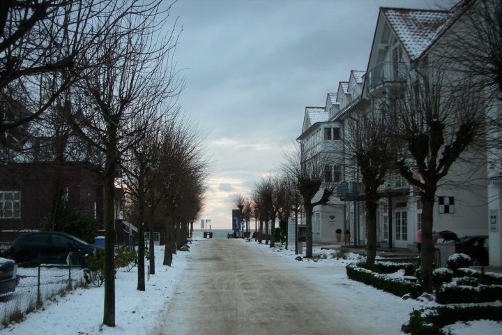 Verschneite Margaretenstraße mit Blick zum Strand