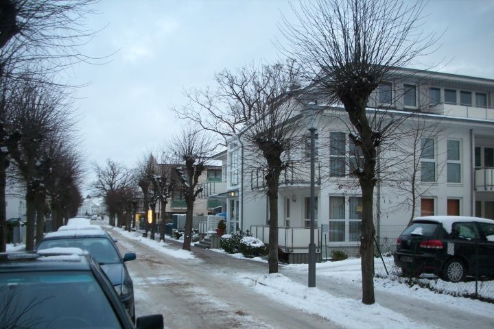 Die verschneite Marienstraße vor der Villa Maria